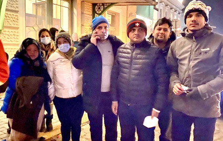 युक्रेन र पोल्यान्डको सिमानास्थित मेडिका सहरमा नेपालीहरूसँग।
